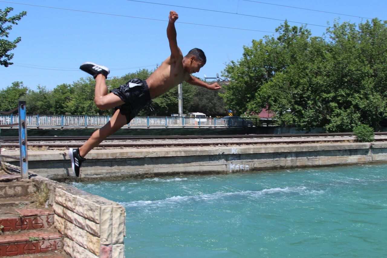 ️ Adana’da 40 Dereceyi Aşan Sıcaklık Gençleri Tehlikeli Serinliğe İtti (1)