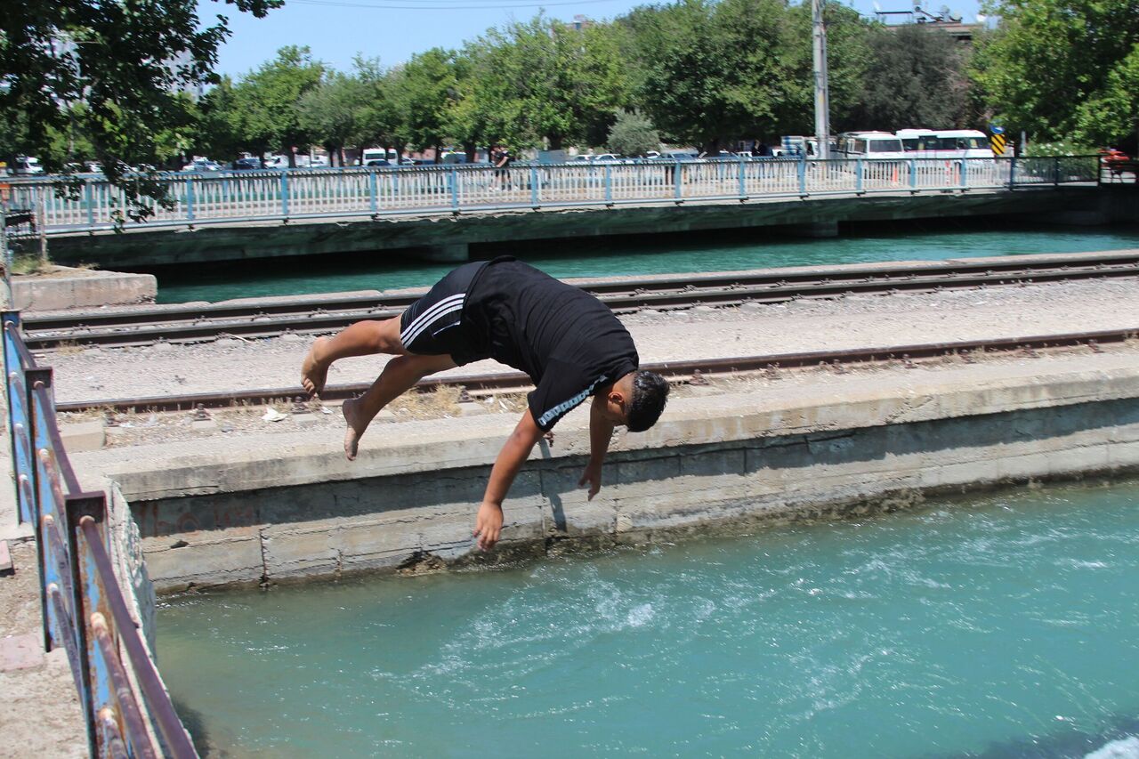 ️ Adana’da 40 Dereceyi Aşan Sıcaklık Gençleri Tehlikeli Serinliğe İtti (2)