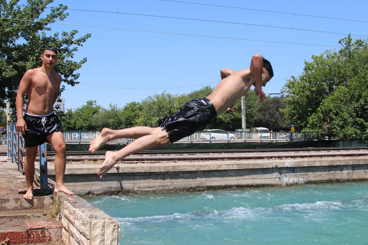 ️ Adana’da 40 Dereceyi Aşan Sıcaklık Gençleri Tehlikeli Serinliğe İtti (4)