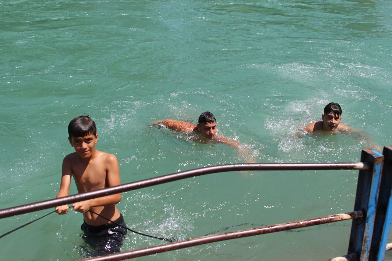 ️ Adana’da 40 Dereceyi Aşan Sıcaklık Gençleri Tehlikeli Serinliğe İtti (5)