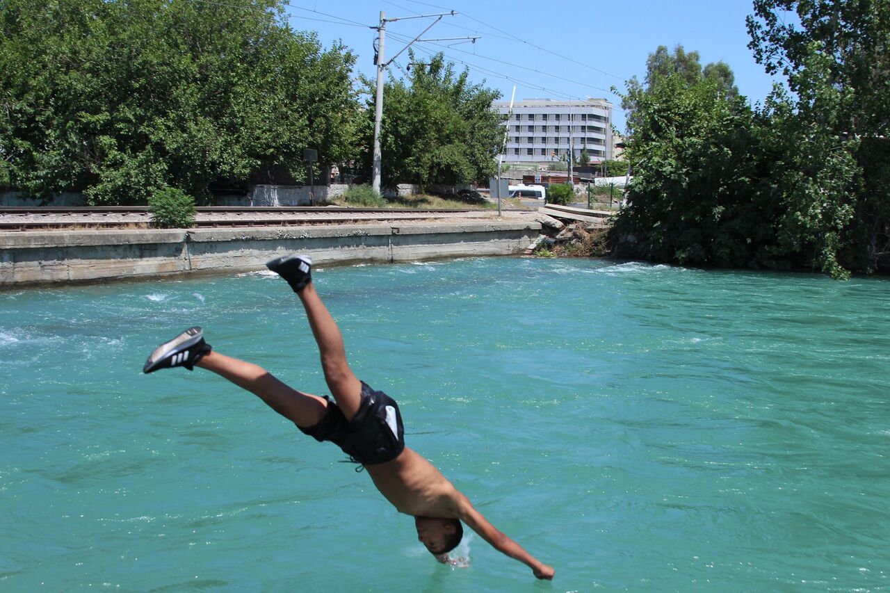 ️ Adana’da 40 Dereceyi Aşan Sıcaklık Gençleri Tehlikeli Serinliğe İtti (6)