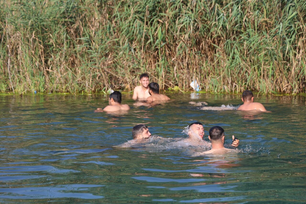 Adana’da 50 Derece Sıcakta Gençler Göletlerde Serinliyor (6)