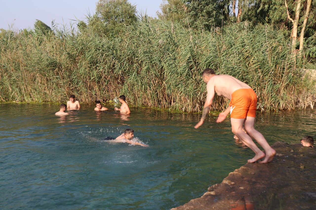 Adana’da 50 Derece Sıcakta Gençler Göletlerde Serinliyor (7)