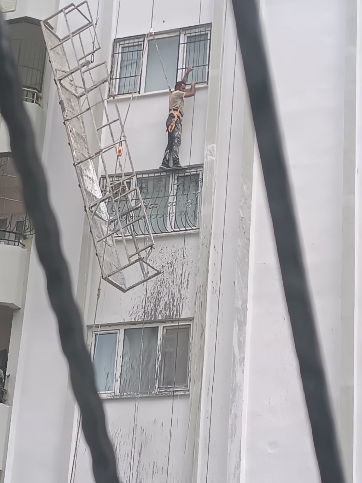 Adana'da Iskelenin Halatı Koptu, Işçi Ölümden Döndü (2)