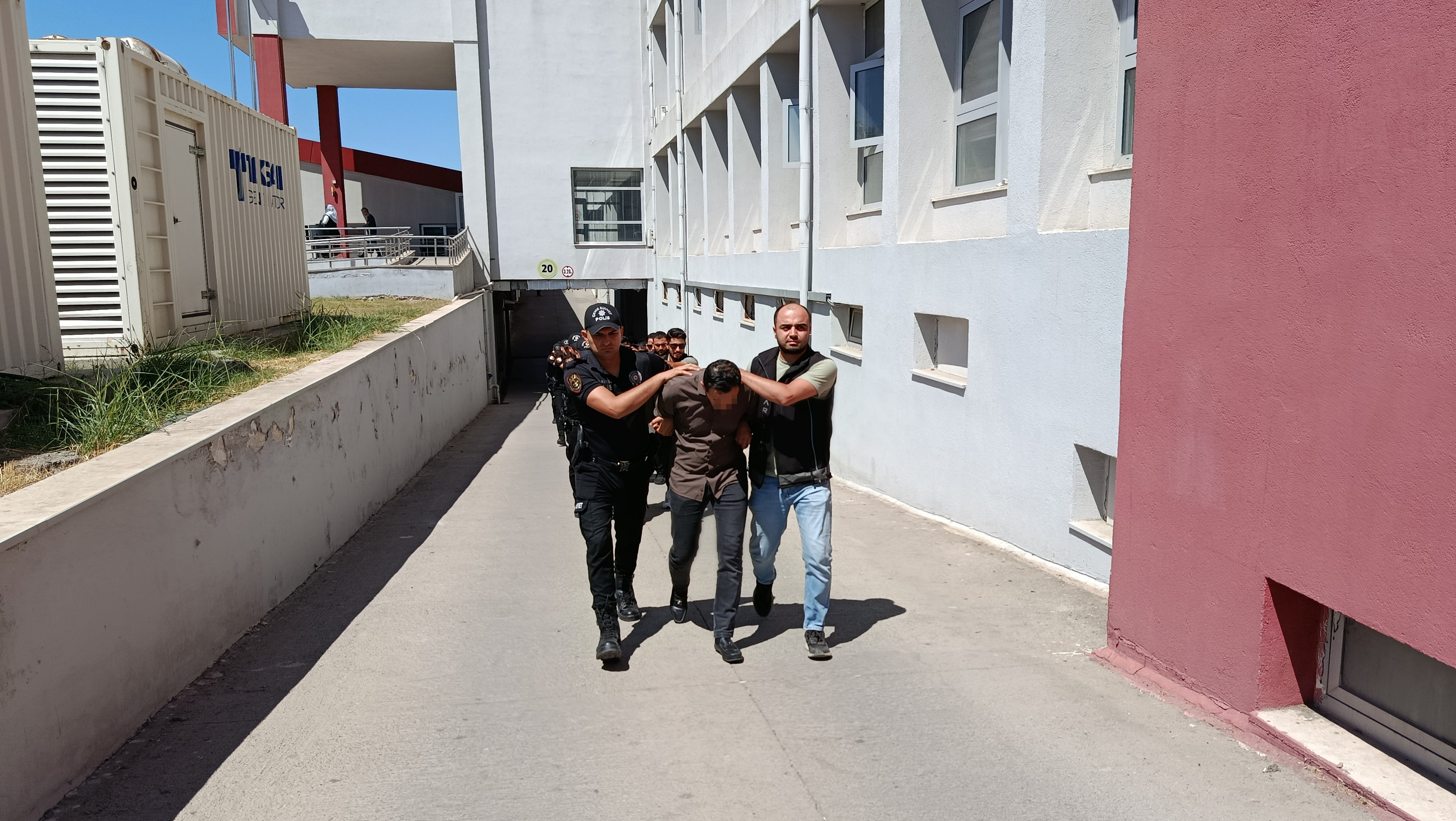 Adana’da Kahve Kutularında 825 Kilo Yasaklı Madde Yakalandı (1)