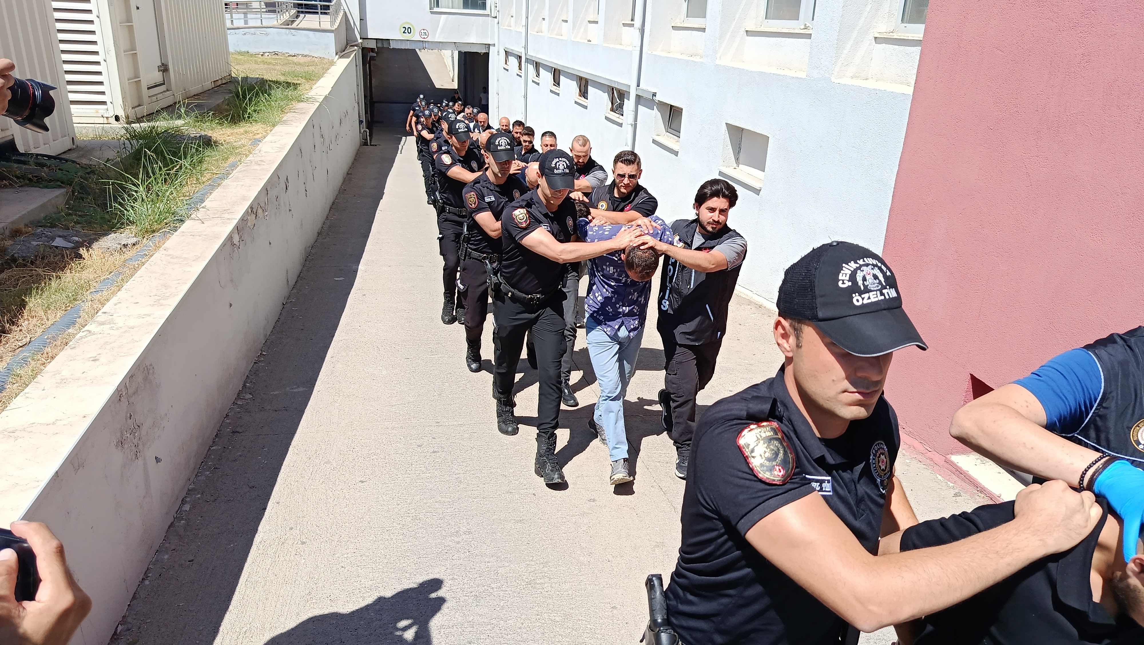 Adana’da Kahve Kutularında 825 Kilo Yasaklı Madde Yakalandı (5)