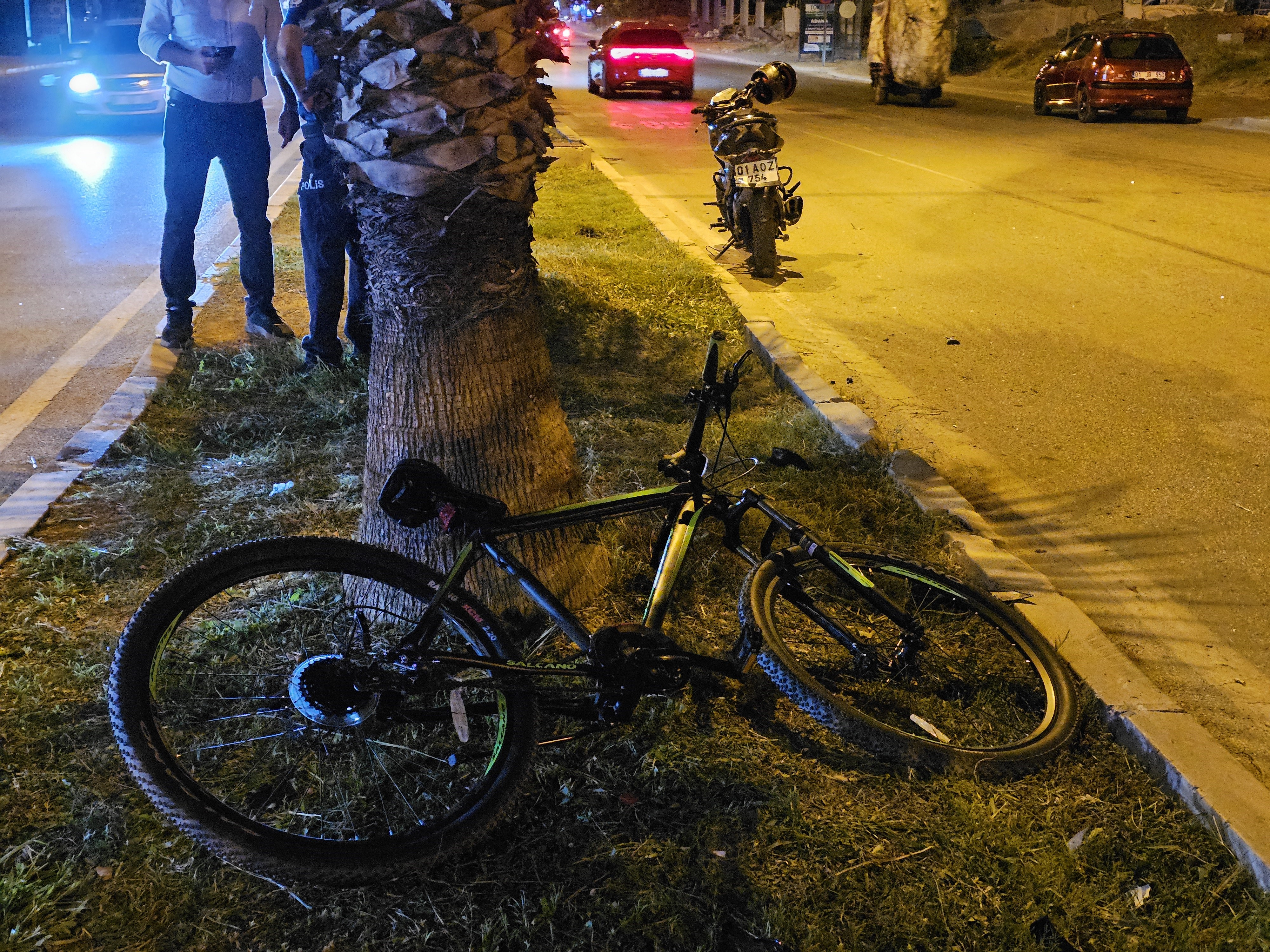 Adana'da Motosiklet Ile Bisiklet Çarpıştı 1 Ölü, 1 Yaral (2)