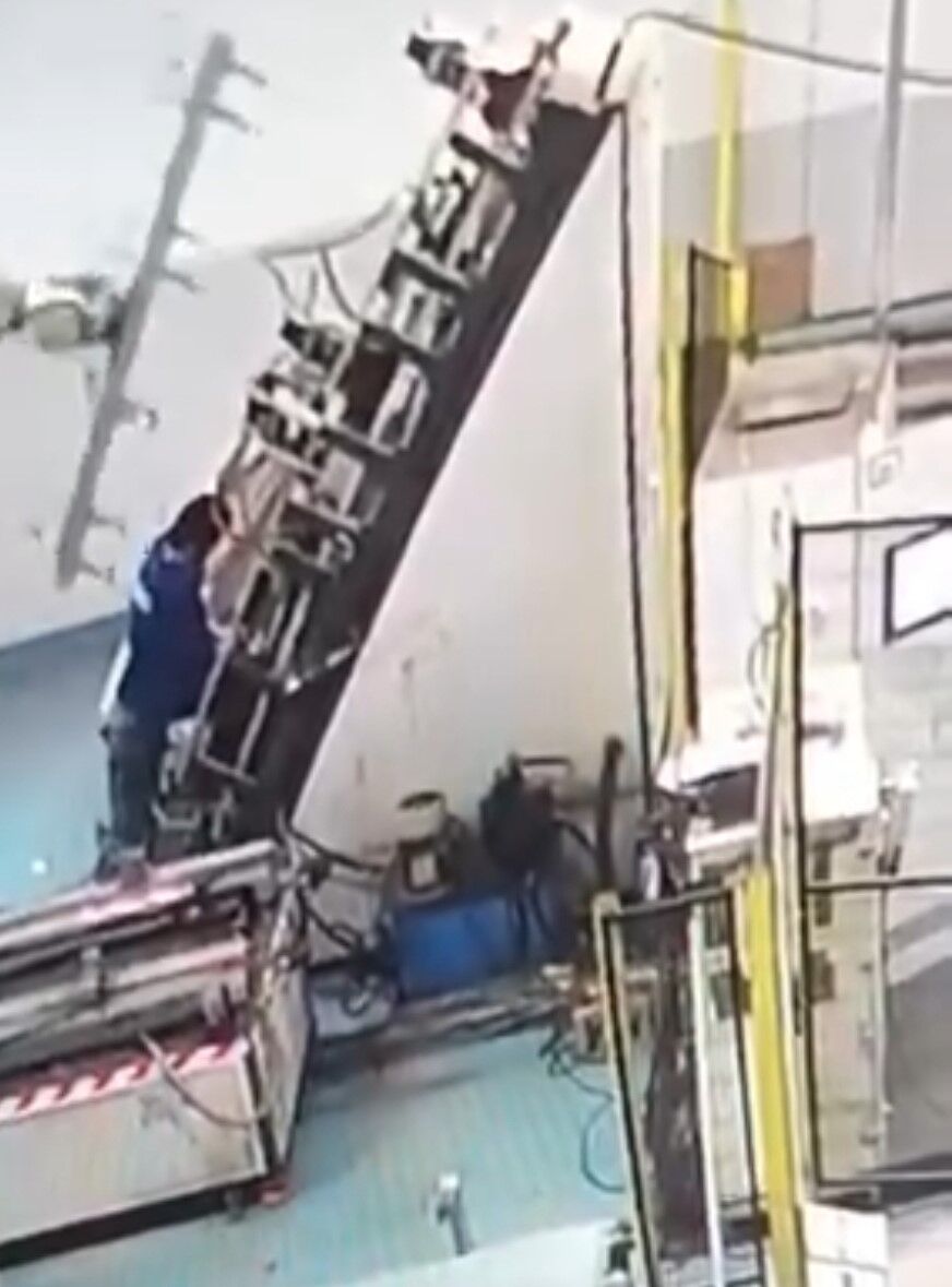 Adana’da Organize Sanayide Feci Iş Kazası Makine Işçinin Sırtına Saplandı (1)