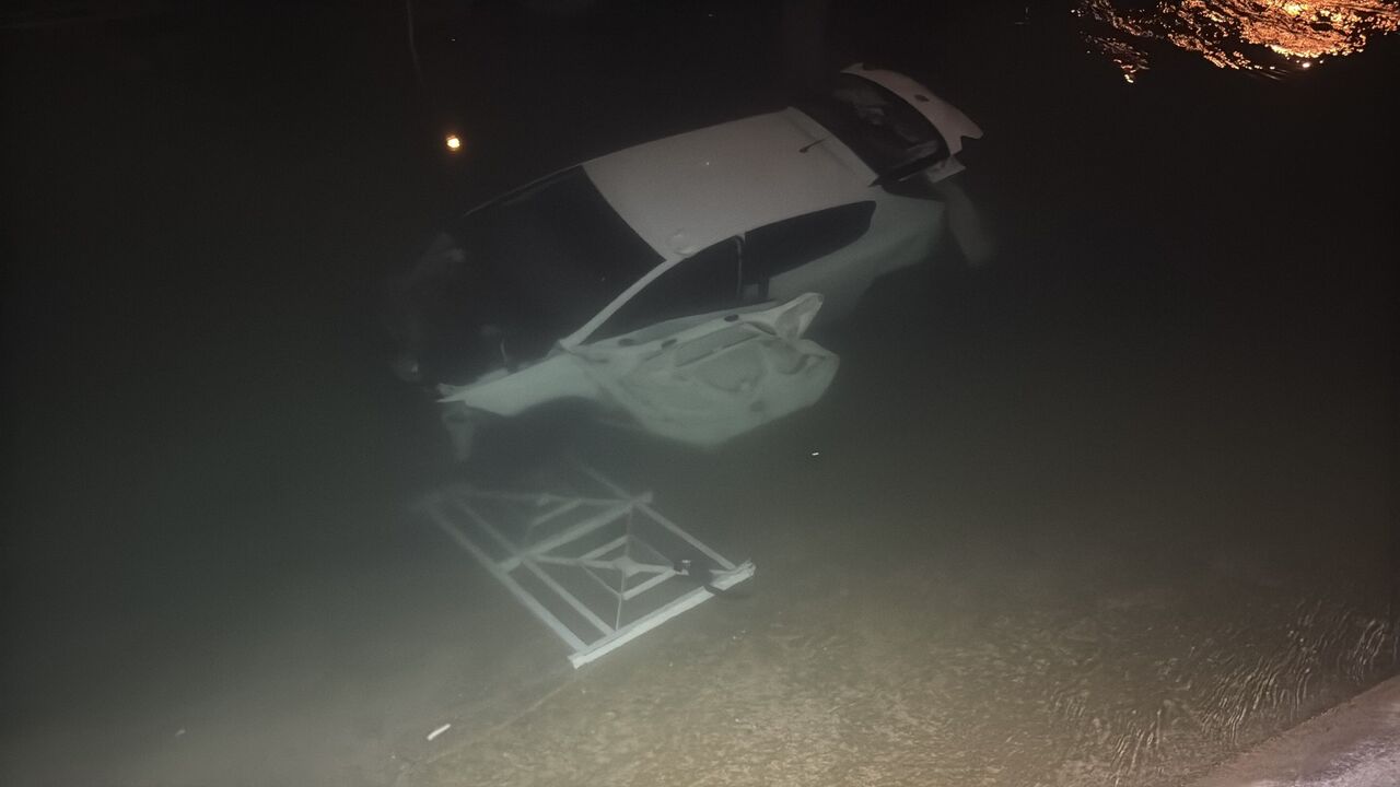 Adana'da Otomobil Sulama Kanalına Düştü 3 Yaralı (1)