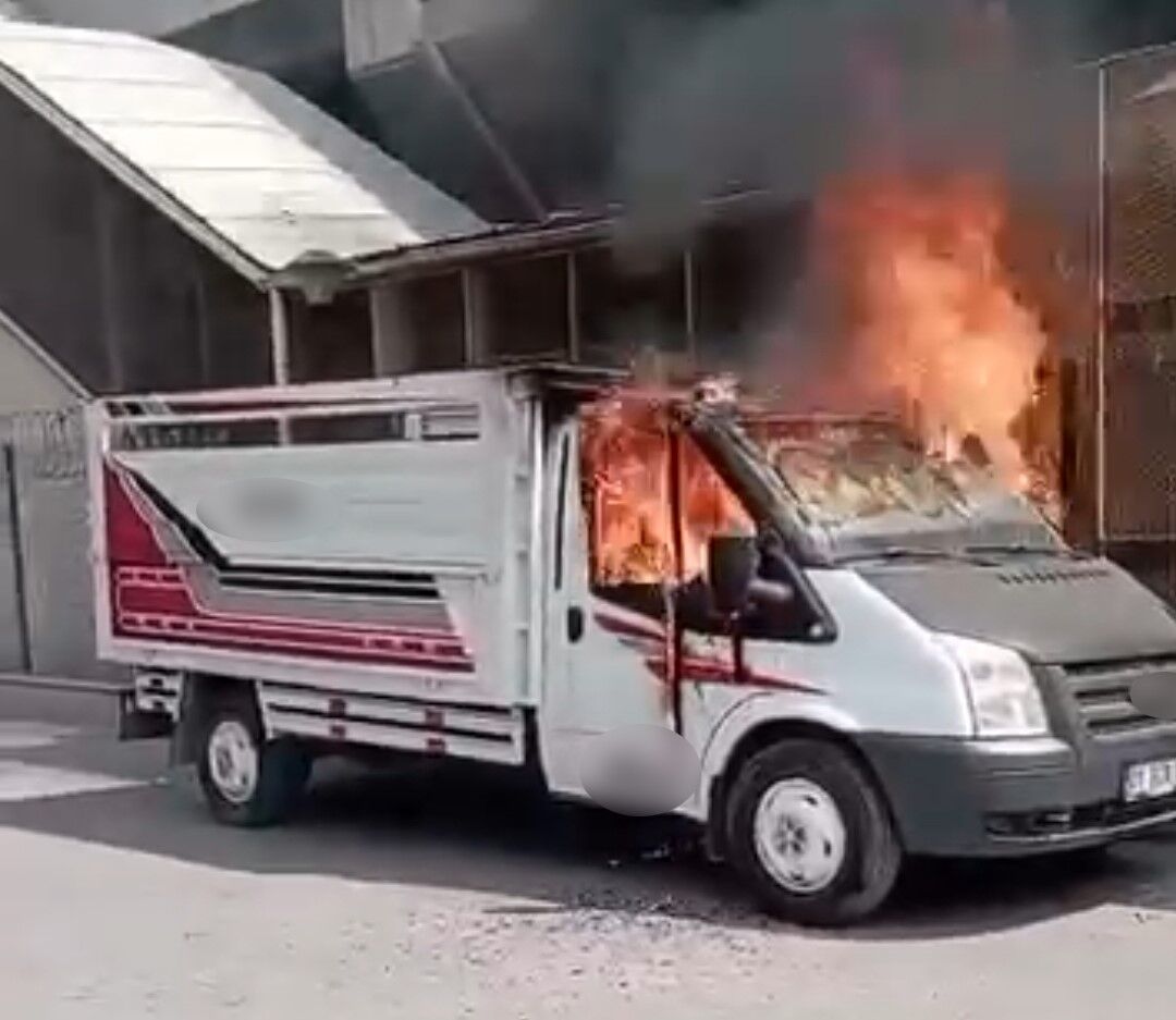 Adana'da Park Halindeki Iki Araç Yandı (1)