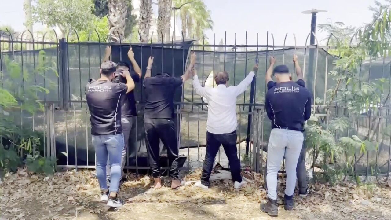 Adana'da Park Ve Bahçelerde Şüpheli Maddelerle Yakalanan 63 Kişi Hakkında İşlem Başlatıldı (1)