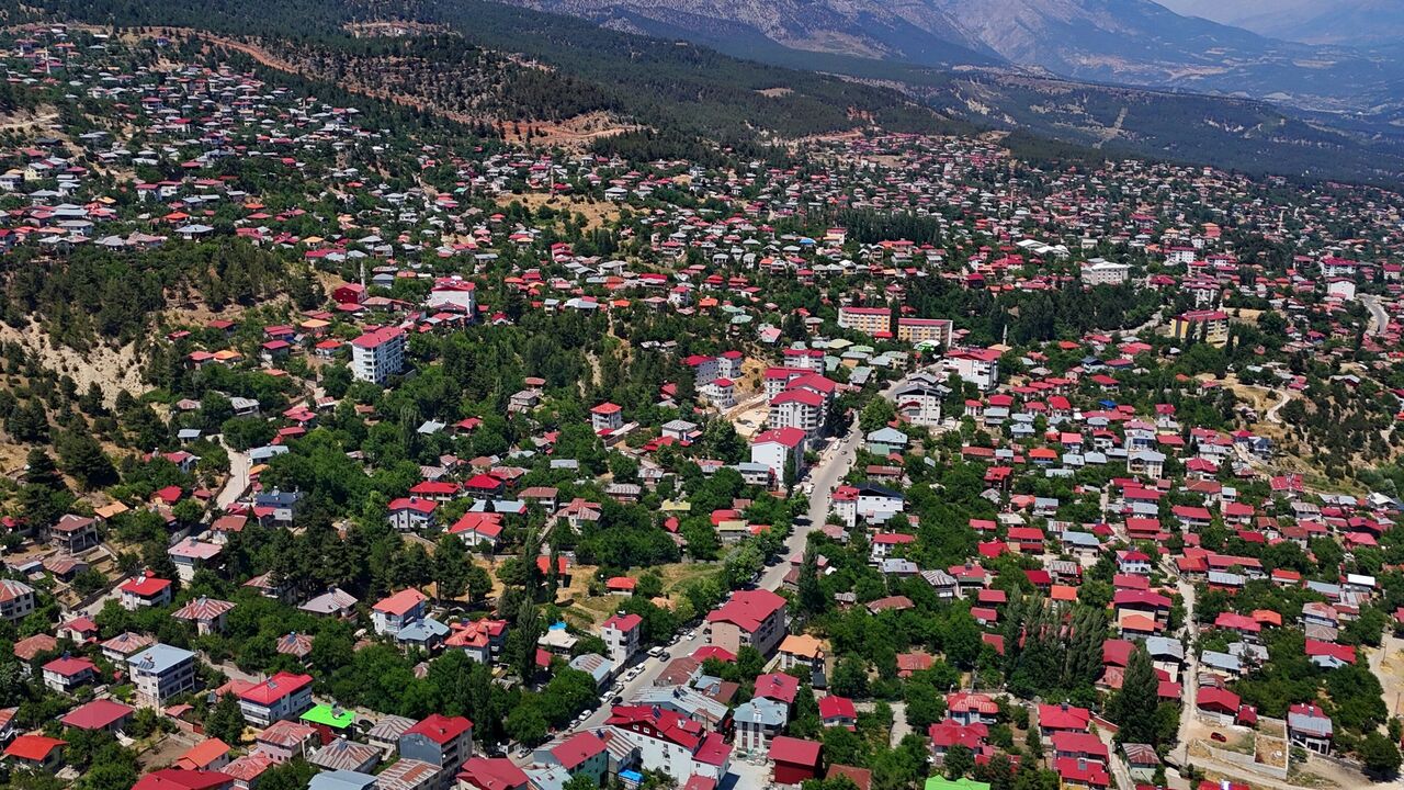 Adana’da Sıcak Hava Kaçışı Pozantı’nın Nüfusu 450 Bine Ulaştı (1)