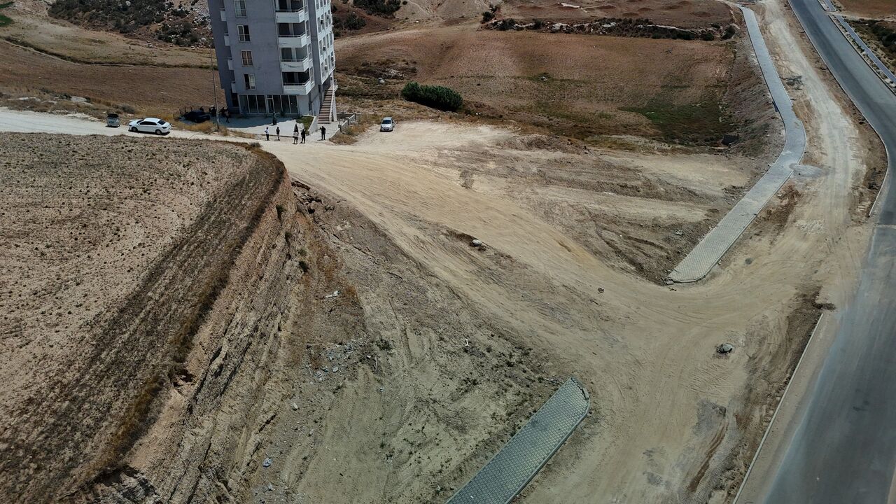 Adana’nın Sarıçam İlçesinde Yıllardır Bitmeyen Yol Vatandaşı İsyan Ettirdi (2)