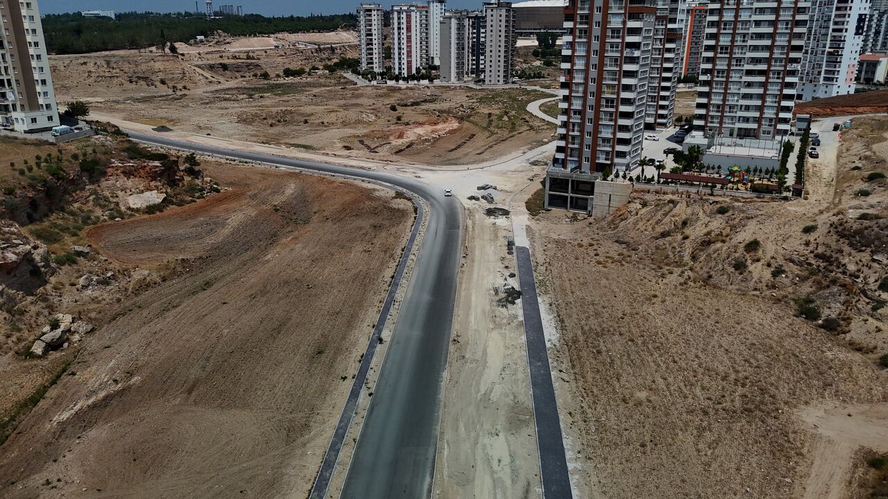 Adana’nın Sarıçam İlçesinde Yıllardır Bitmeyen Yol Vatandaşı İsyan Ettirdi (6)