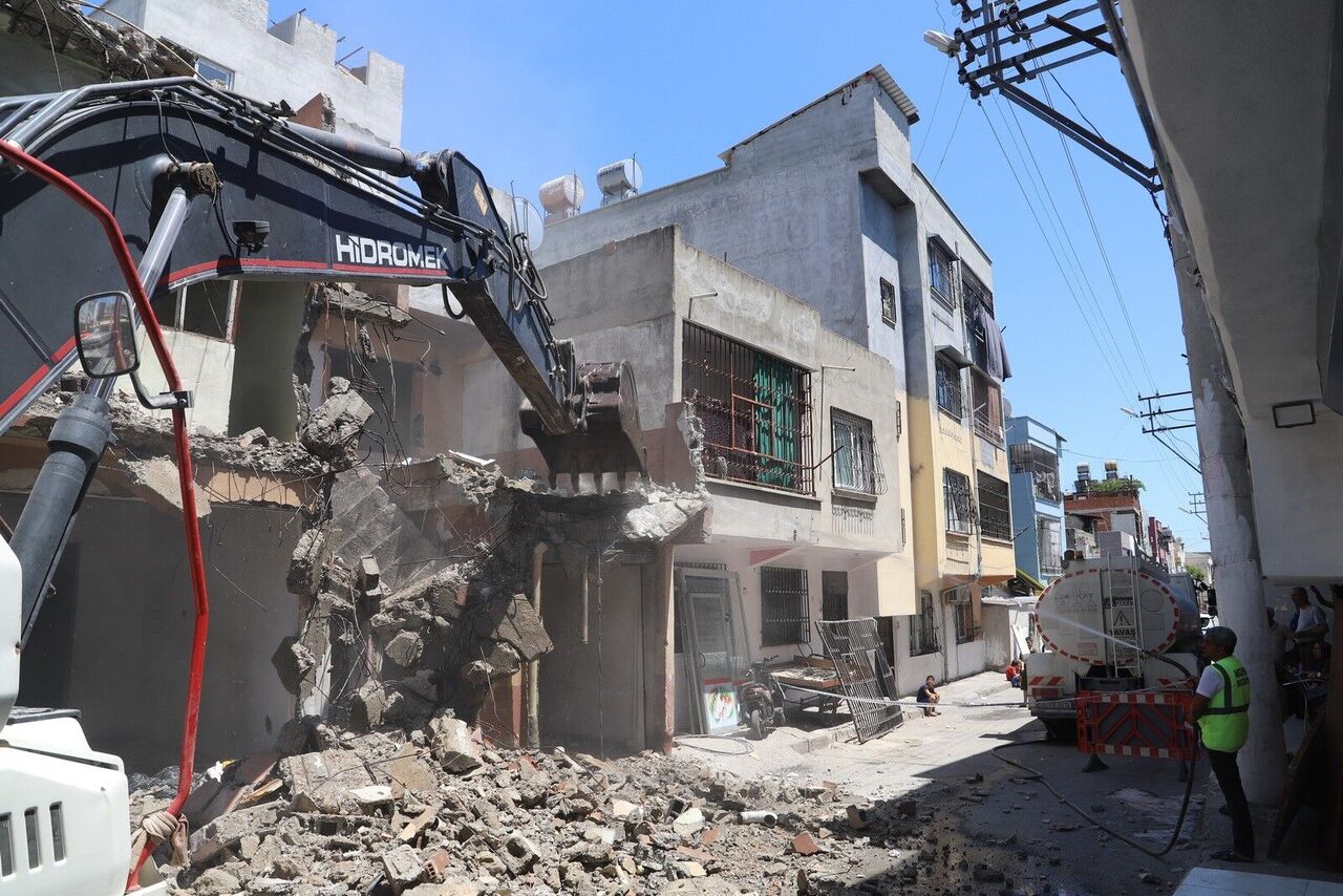 Akdeniz'de Metruk Yapılar Tek Tek Yıkılıyor (1)