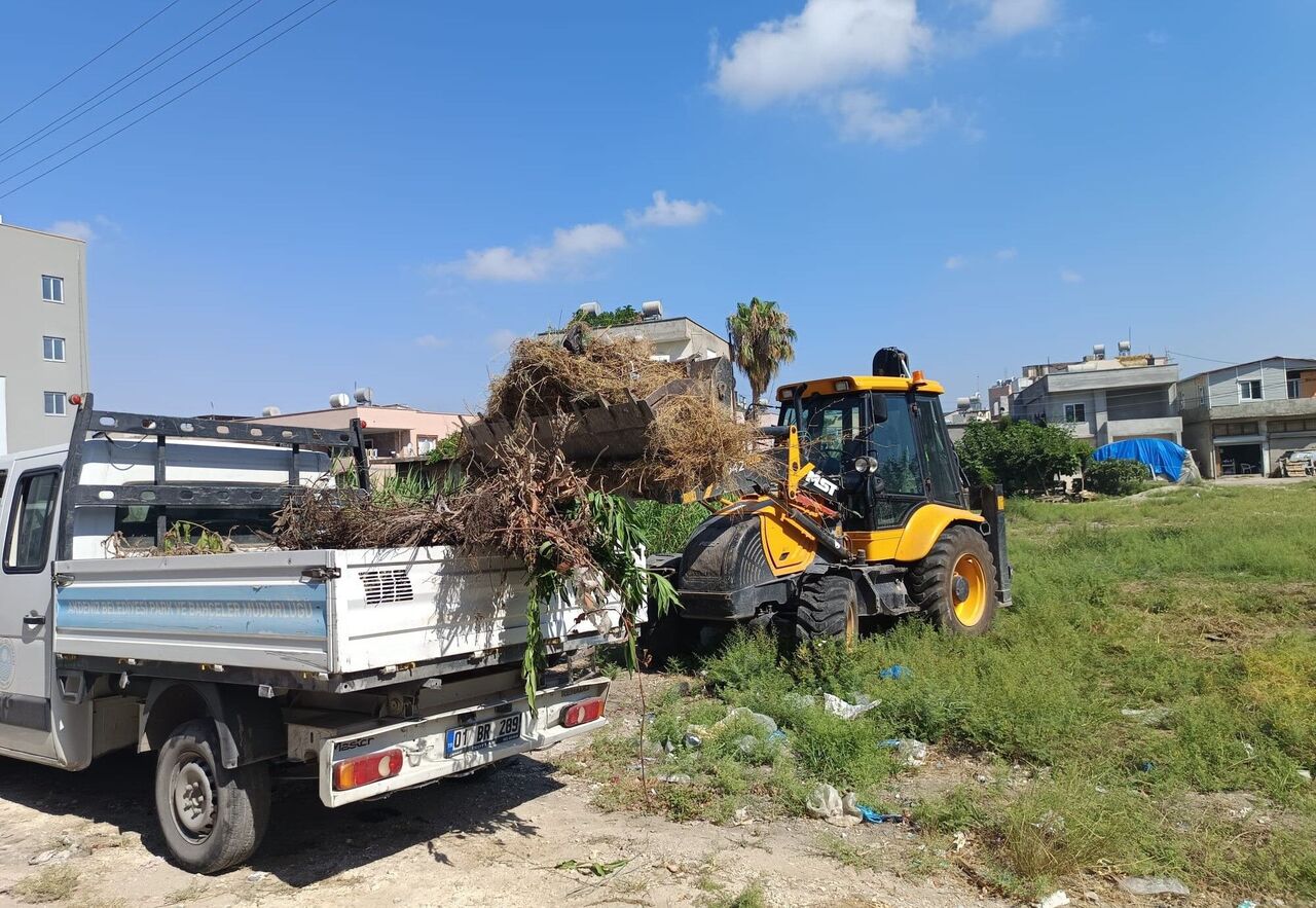 Akdeniz'de Moloz Ve Yabani Ot Temizliği Sürüyor (2)