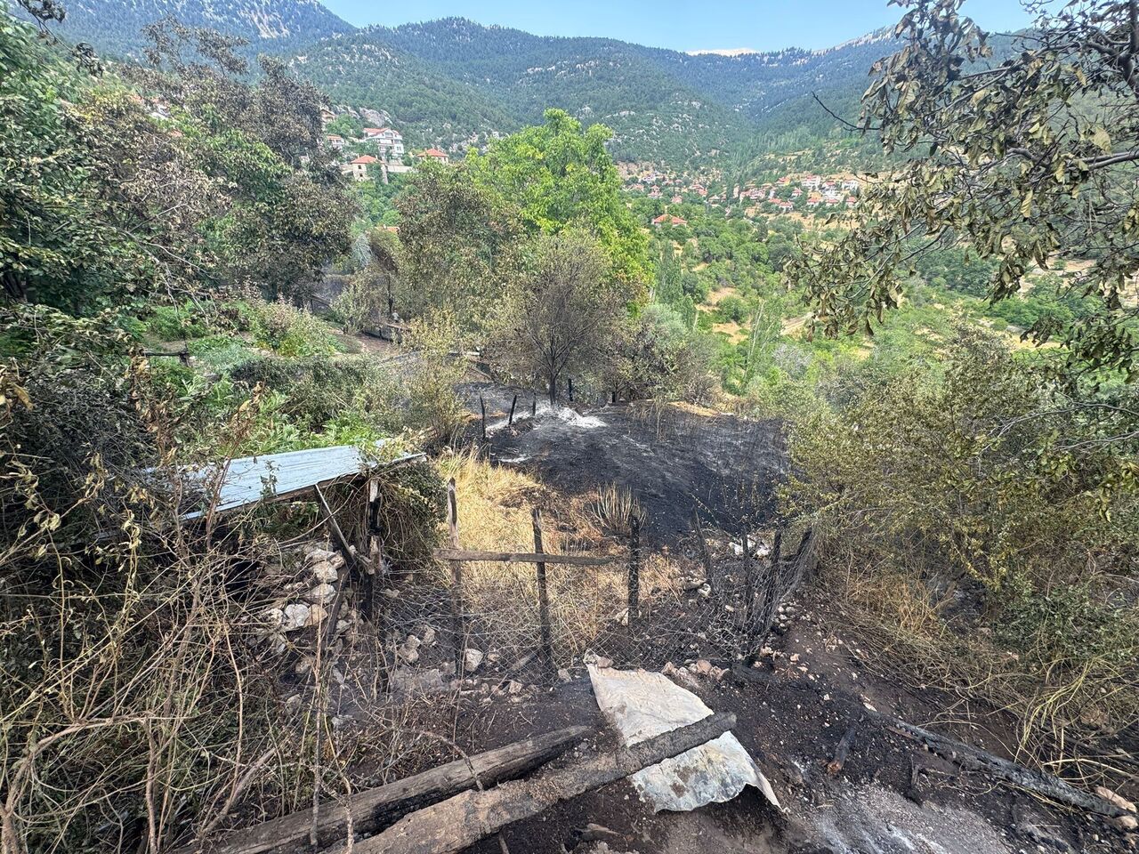 Akseki’de Anız Yangını 100 Yıllık Düğmeli Evleri Kül Etti (1)