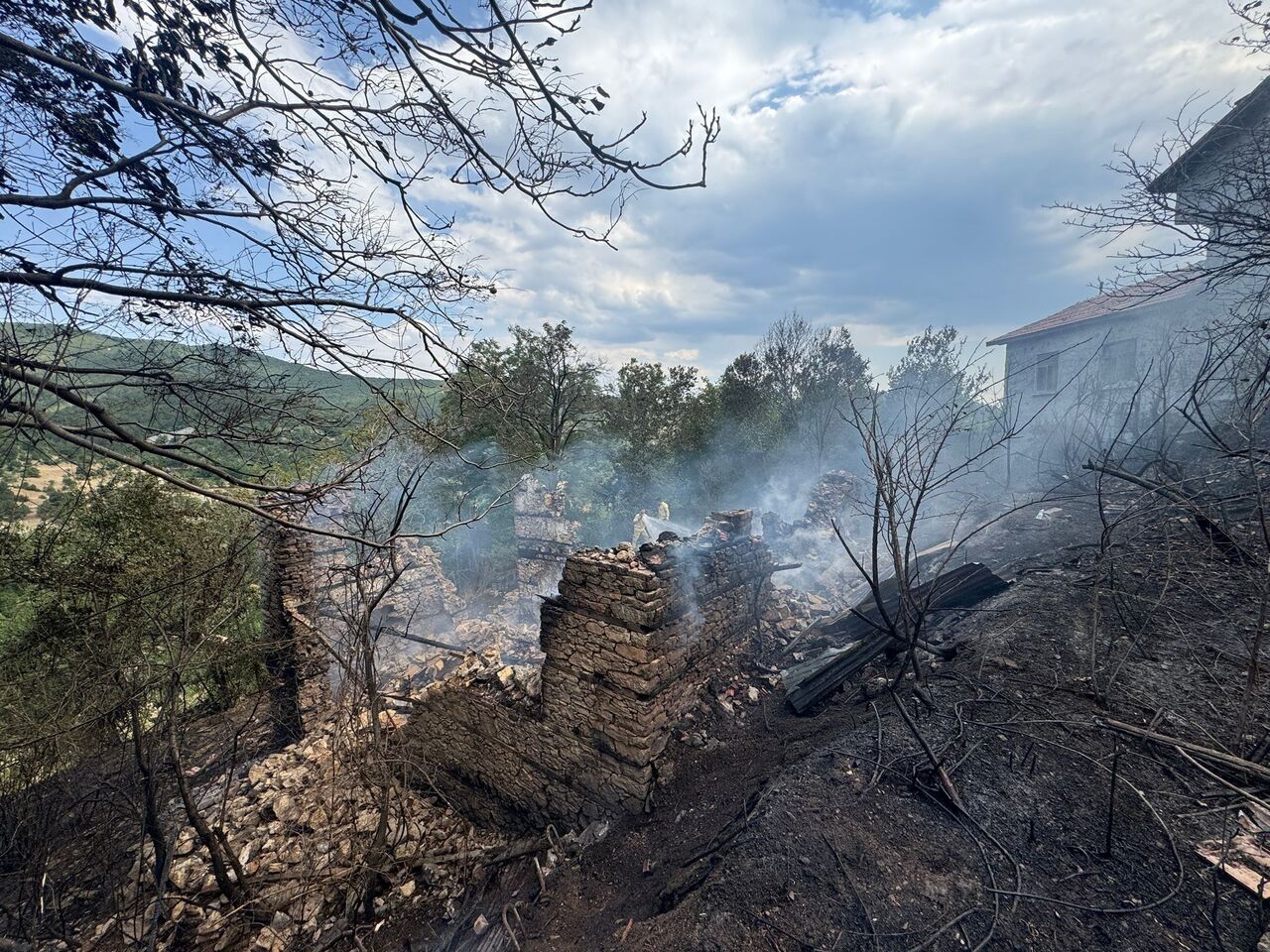 Akseki’de Anız Yangını 100 Yıllık Düğmeli Evleri Kül Etti (2)