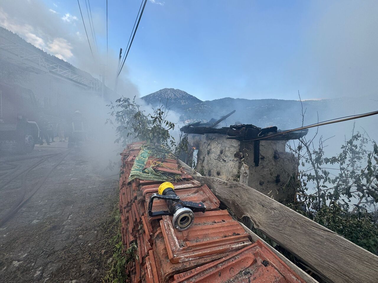 Akseki’de Anız Yangını 100 Yıllık Düğmeli Evleri Kül Etti (3)