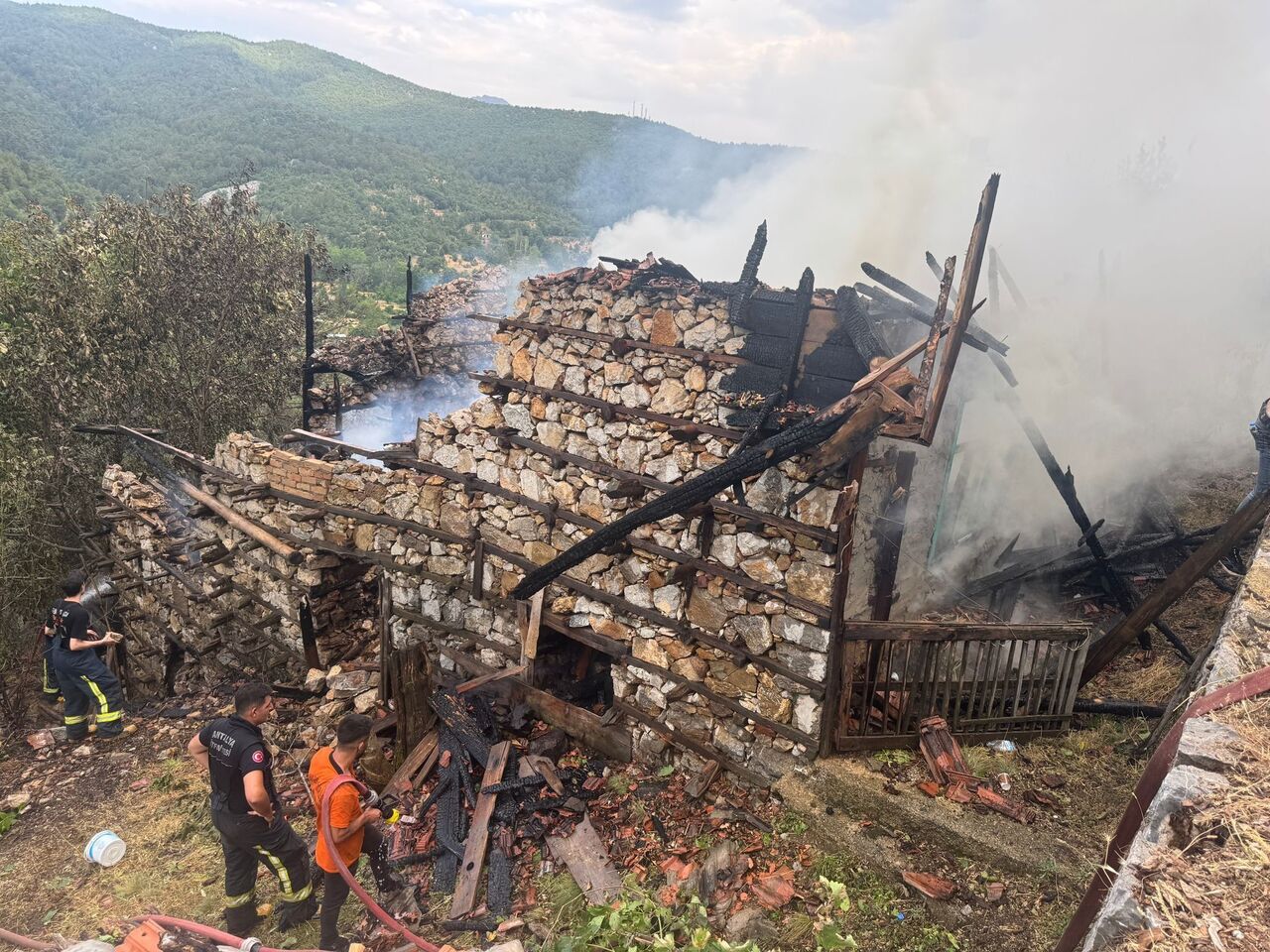 Akseki’de Anız Yangını 100 Yıllık Düğmeli Evleri Kül Etti (7)