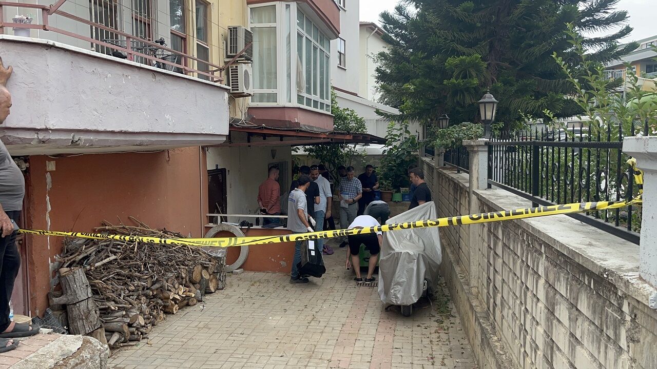 Alanya'da Evinin Önünde Ölü Bulundu (1)
