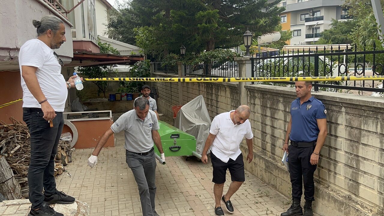 Alanya'da Evinin Önünde Ölü Bulundu (3)
