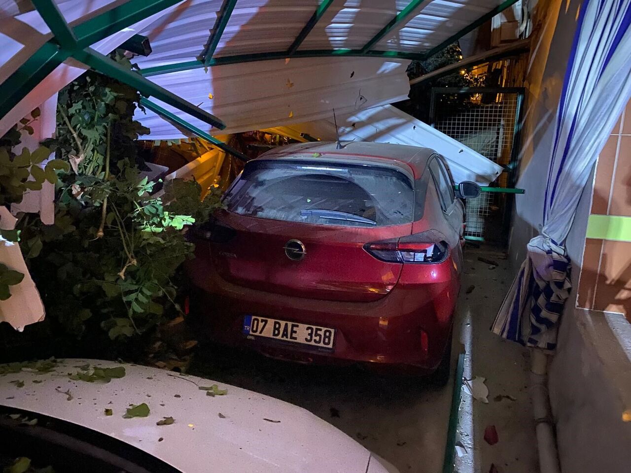 Alanya’da Freni Boşalan Tır 2 Araca Çarptı Motosikletliler Kıl Payı Kurtuldu (1)