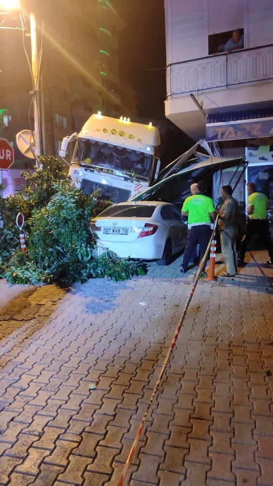 Alanya’da Freni Boşalan Tır 2 Araca Çarptı Motosikletliler Kıl Payı Kurtuldu (2)