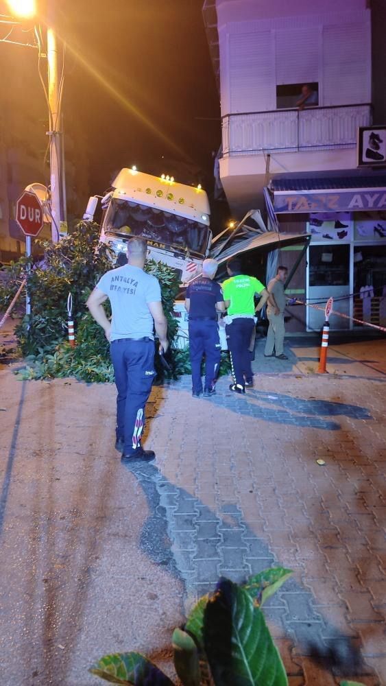 Alanya’da Freni Boşalan Tır 2 Araca Çarptı Motosikletliler Kıl Payı Kurtuldu (4)