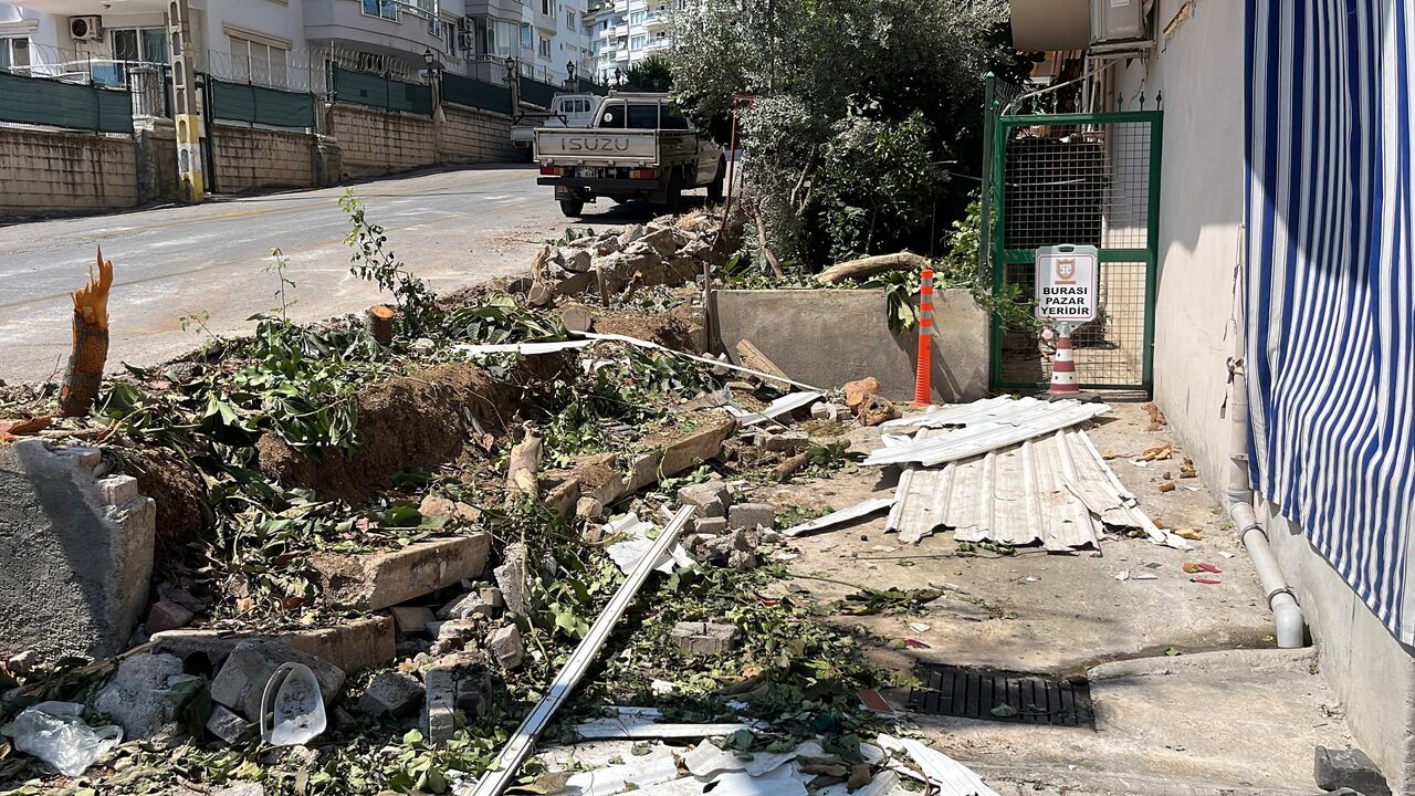 Alanya’da Freni Boşalan Tır 2 Araca Çarptı Motosikletliler Kıl Payı Kurtuldu (5)