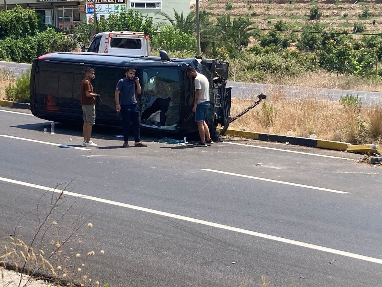Alanya’da Karşı Şeride Geçen Hafif Ticari Araç Ticari Taksiyle Çarpıştı 1 Yaralı (1)