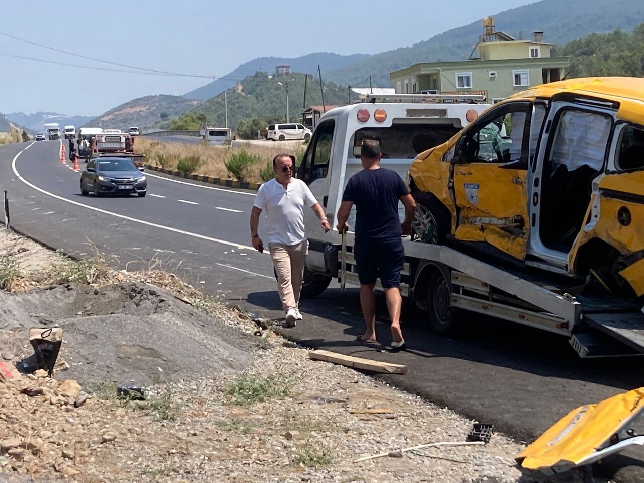 Alanya’da Karşı Şeride Geçen Hafif Ticari Araç Ticari Taksiyle Çarpıştı 1 Yaralı (3)