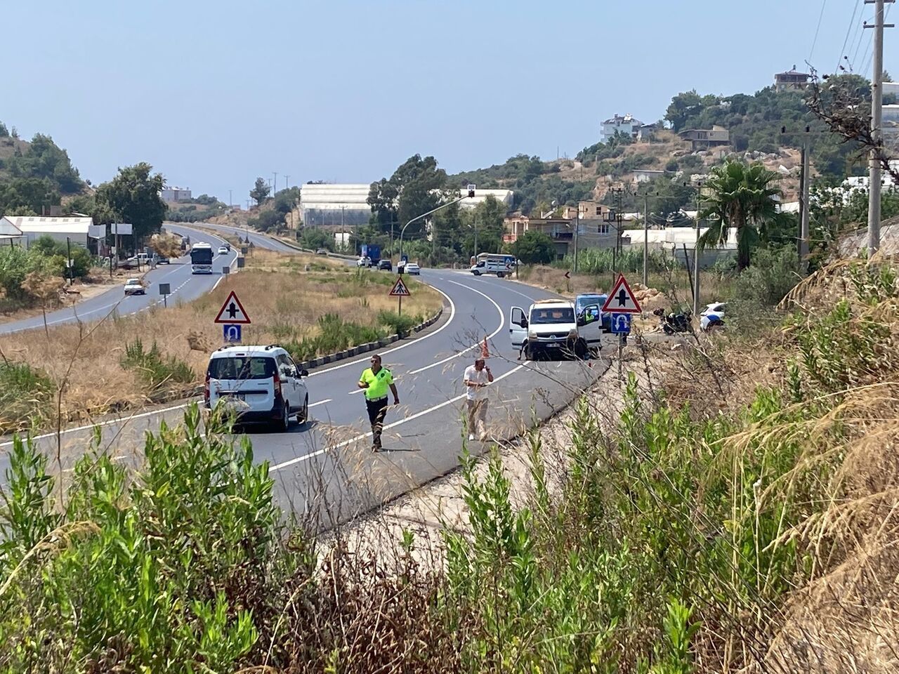 Alanya’da Karşı Şeride Geçen Hafif Ticari Araç Ticari Taksiyle Çarpıştı 1 Yaralı (4)