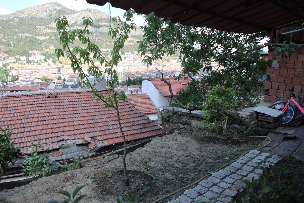 Amasya’da İstinat Duvarı Çöktü, Yaşlı Kadın Şans Eseri Kurtuldu (2)