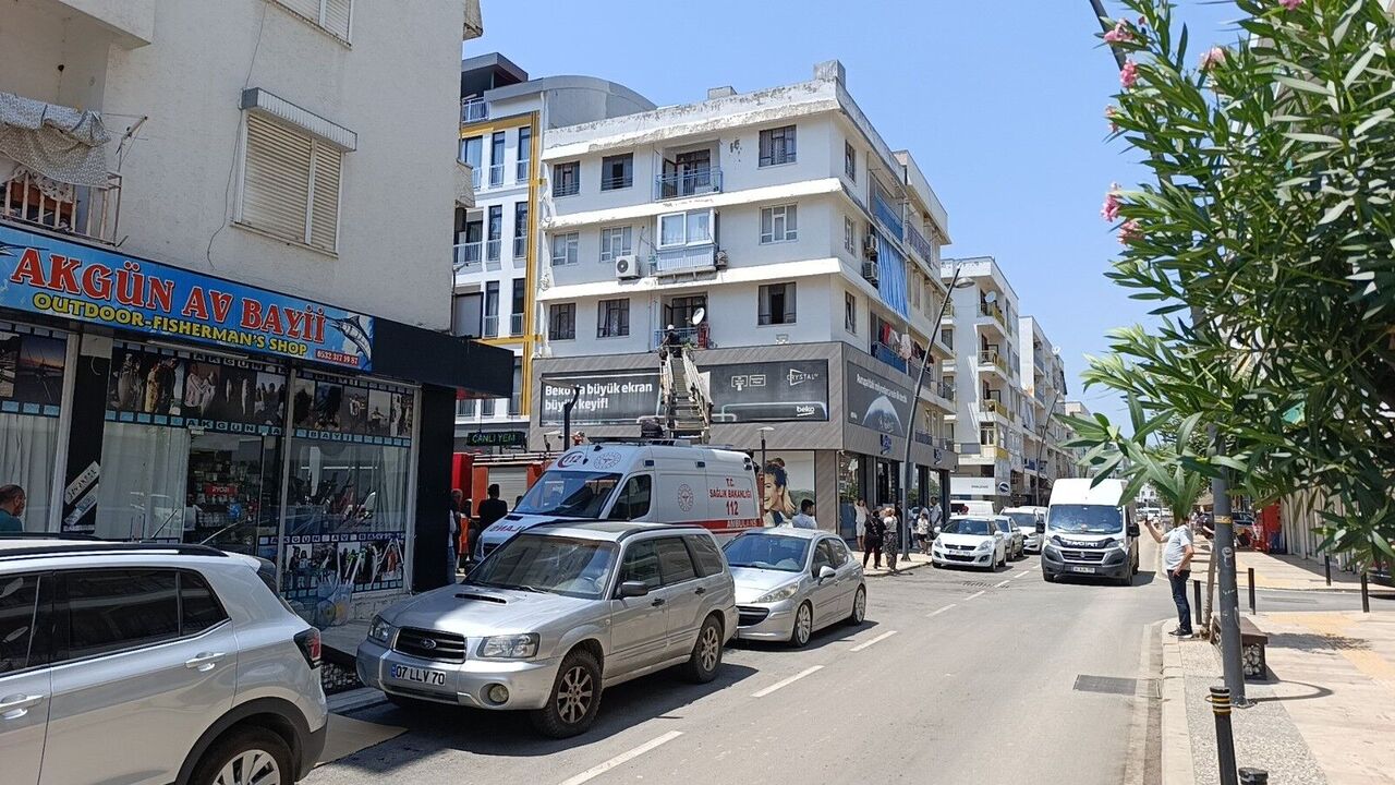 Annemin Hayatından Endişe Ediyorum Dedi, Ambulans, Itfaiye Ve Polis Ekipleri Alarma Geçti (1)