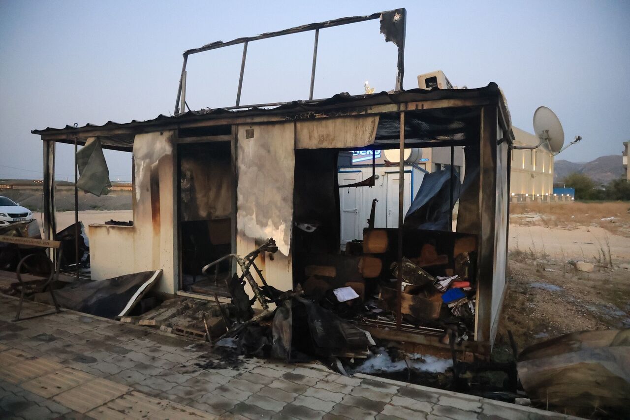 Antakya’da Yangın Konteyner İş Yeri Küle Döndü (2)