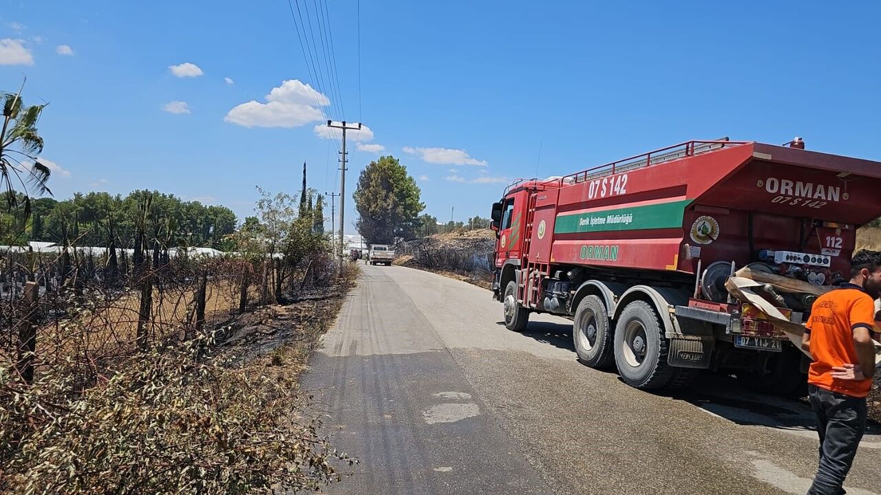 Antalya Aksu’da Yangın Ağaçlar Ve Seralar Zarar Gördü (3)