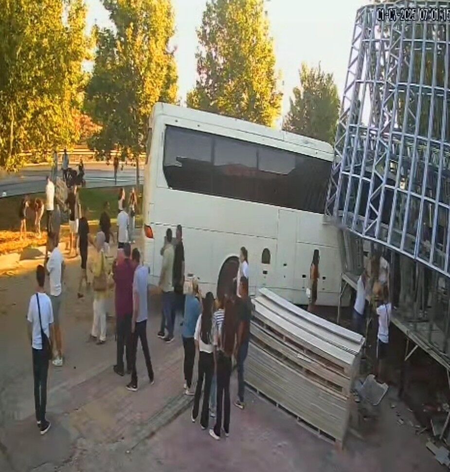 Antalya Aksu’da Zincirleme Kaza Otel Servis Otobüsü İşyerine Çarptı, 21 Yaralı (2)