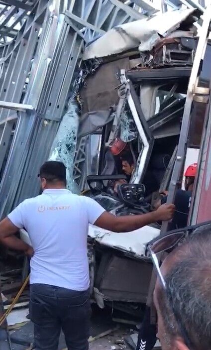 Antalya Aksu’da Zincirleme Kaza Otel Servis Otobüsü İşyerine Çarptı, 21 Yaralı (4)