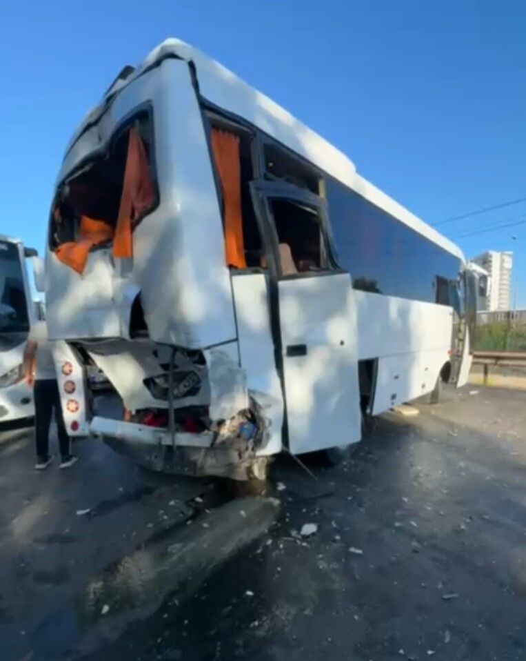 Antalya Aksu’da Zincirleme Kaza Otel Servis Otobüsü İşyerine Çarptı, 21 Yaralı (5)