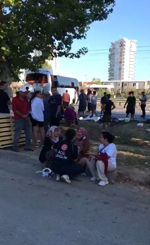 Antalya Aksu’da Zincirleme Kaza Otel Servis Otobüsü İşyerine Çarptı, 21 Yaralı (6)