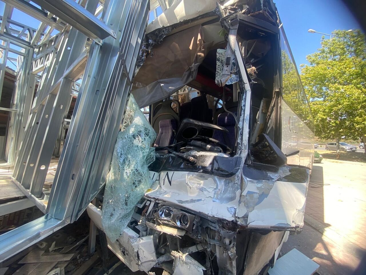 Antalya Aksu’da Zincirleme Kaza Otel Servis Otobüsü İşyerine Çarptı, 21 Yaralı (8)