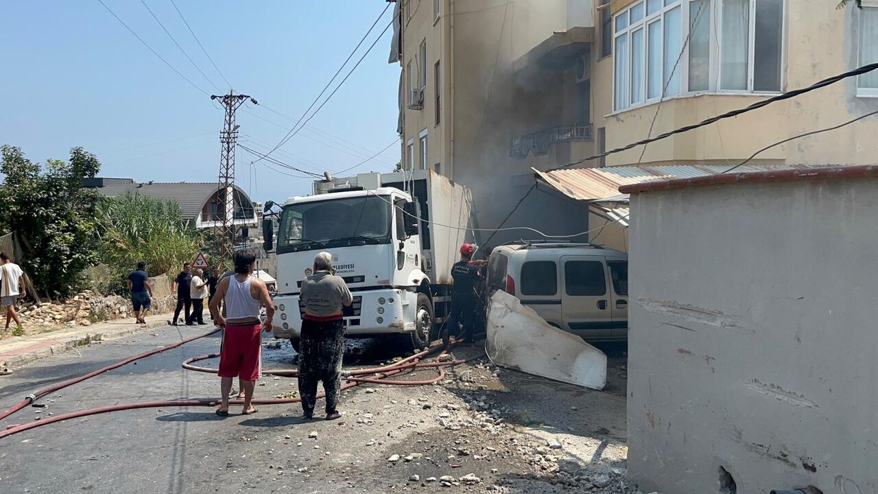 Antalya Alanya'da Freni Boşalan Çöp Kamyonu 2 Araca Çarptı, Yangın Çıktı (1)