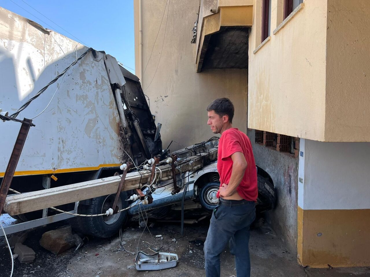 Antalya Alanya'da Freni Boşalan Çöp Kamyonu 2 Araca Çarptı, Yangın Çıktı (3)