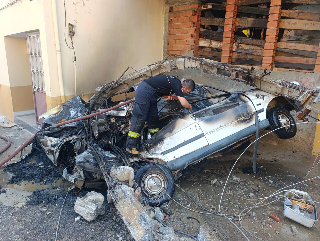 Antalya Alanya'da Freni Boşalan Çöp Kamyonu 2 Araca Çarptı, Yangın Çıktı (4)