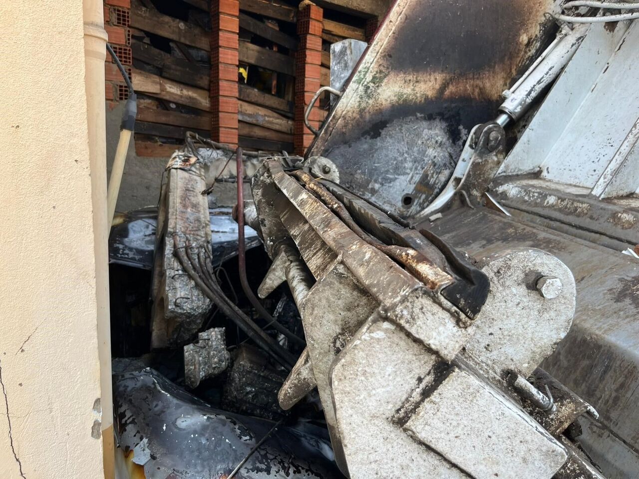 Antalya Alanya'da Freni Boşalan Çöp Kamyonu 2 Araca Çarptı, Yangın Çıktı (8)