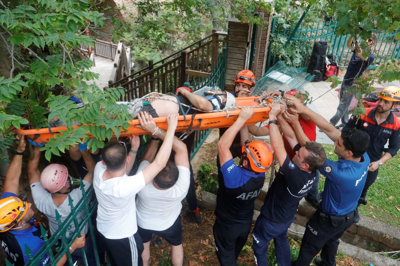 Antalya Kadınyarı’nda Kayalıklardan Düşen Genç Kurtarıldı (1)