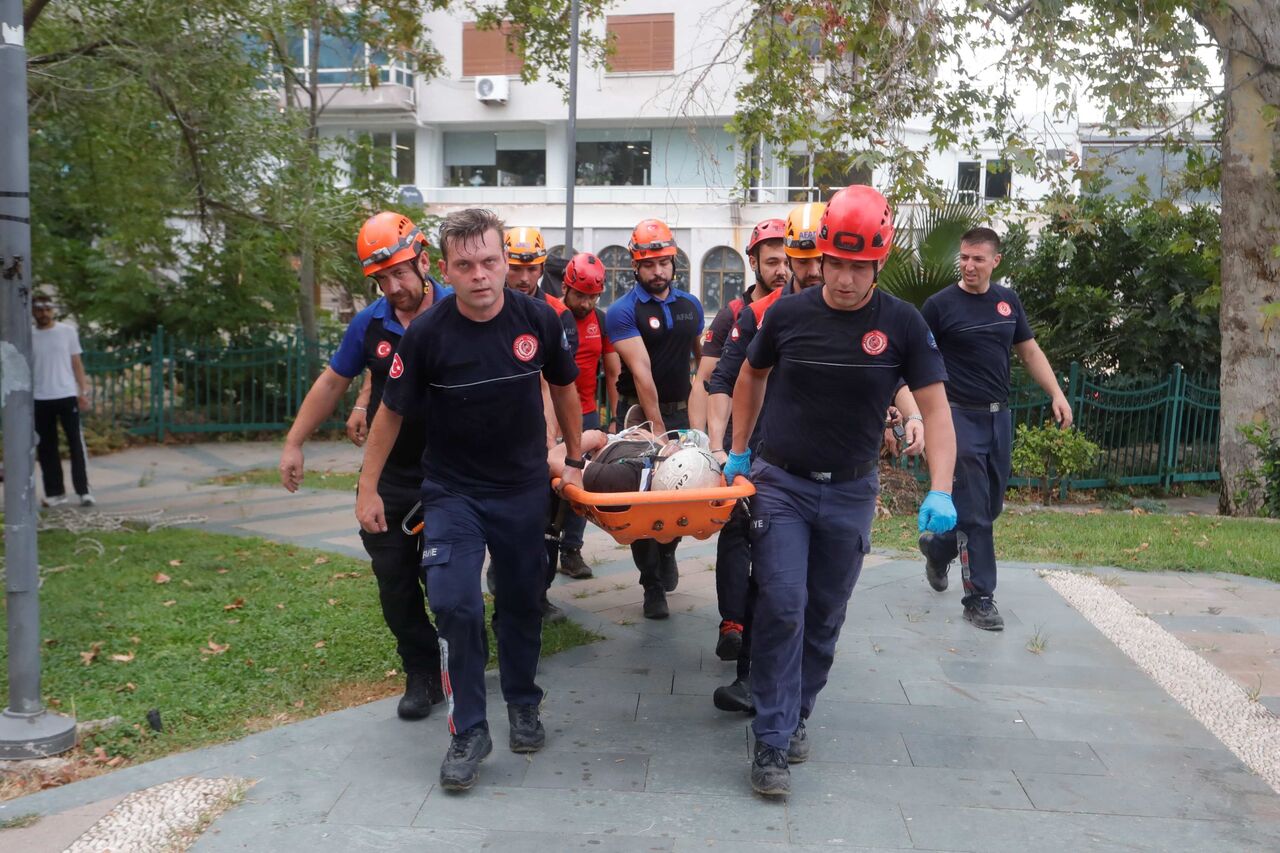 Antalya Kadınyarı’nda Kayalıklardan Düşen Genç Kurtarıldı (2)