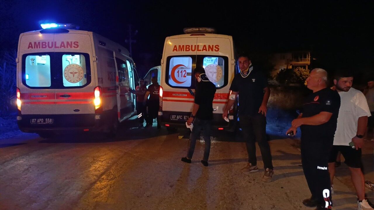 Antalya Manavgat’ta Alkollü Sürücü Kavşakta Kazaya Neden Oldu 3 Yaralı (2)