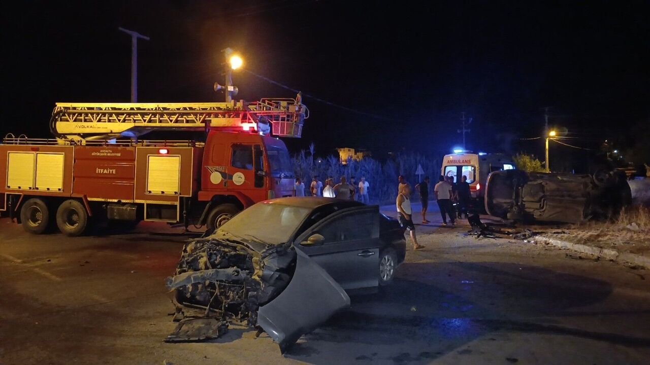 Antalya Manavgat’ta Alkollü Sürücü Kavşakta Kazaya Neden Oldu 3 Yaralı (9)